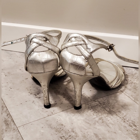 2/$36  👠silver strappy saddles - sz 8 - Picture 5 of 12